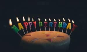 עוגה עם נרות יום הולדת