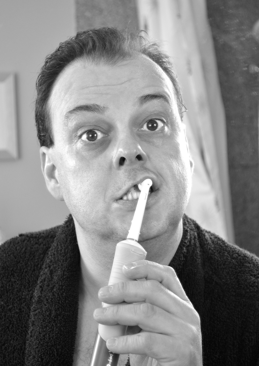 בדרן עם מברשת שיניים