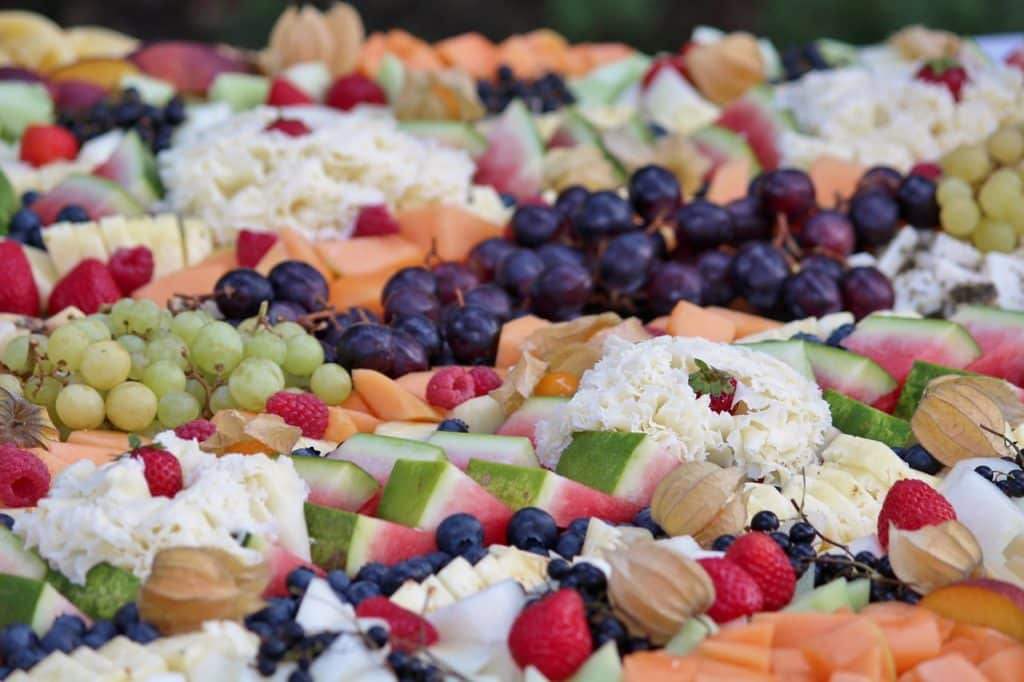 פלטות של גבינות וירקות