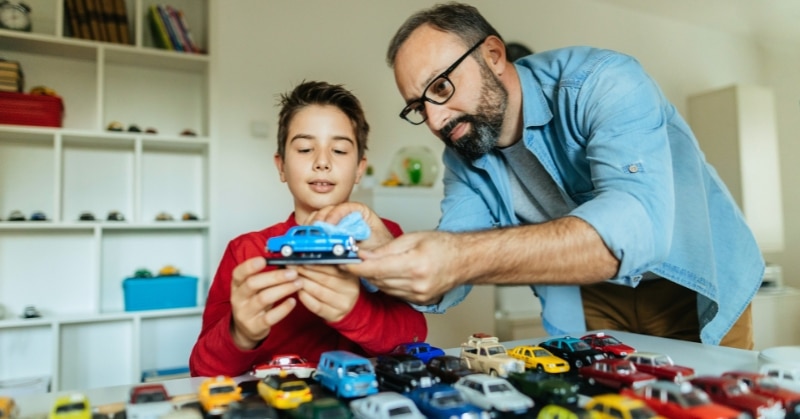 אב ובנו בודקים את אוסף הצעצועים שלהם