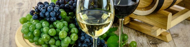 כוסות יין וענבים
